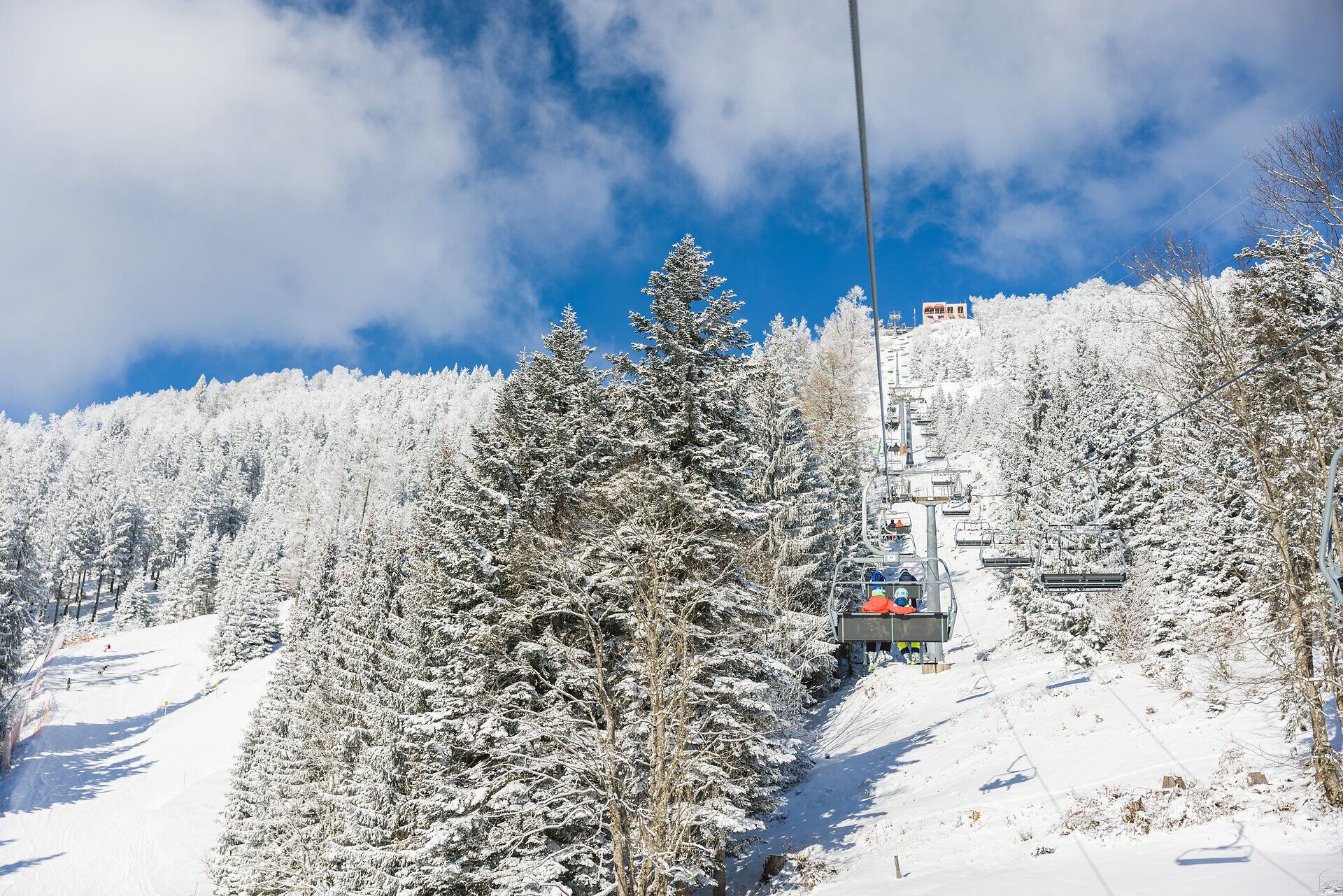 Die schneebedeckten Hänge laden zu unvergesslichen Skierlebnissen ein, während der Sessellift sanft die Gäste in die Höhe befördert. Umgeben von majestätischen Tannen und glitzerndem Schnee, entfaltet sich hier ein Wintertraum, der sowohl Anfänger als auch erfahrene Skifahrer begeistert.