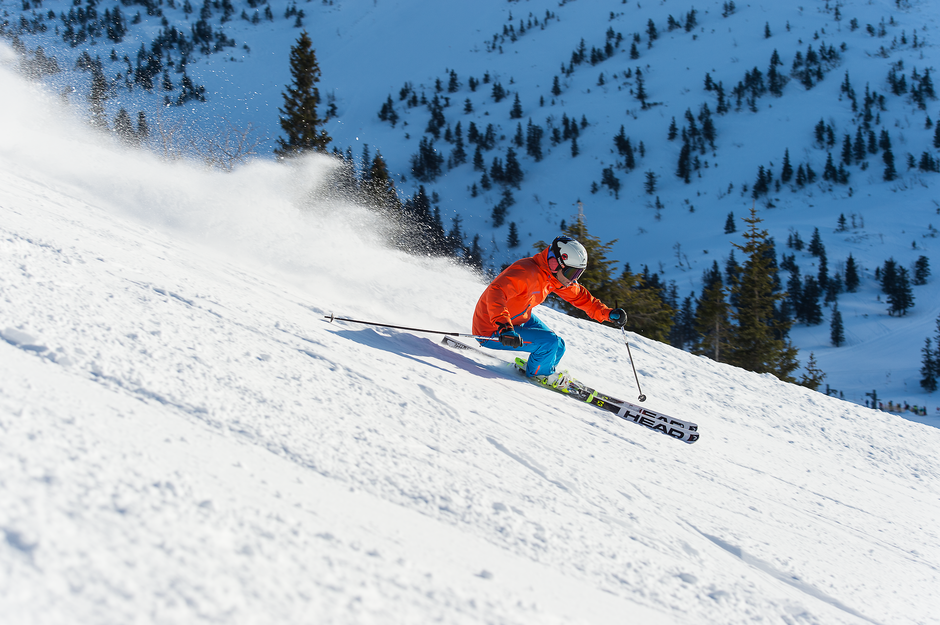Die schneebedeckten Hänge des Hochkars laden zu einem unvergesslichen Skierlebnis ein. Frischer Pulverschnee wirbelt auf, während ein begeisterter Skifahrer elegant die Piste hinuntergleitet. Hier in den Mostviertler Bergen verschmelzen Abenteuer und atemberaubende Natur zu einem perfekten Wintertag.