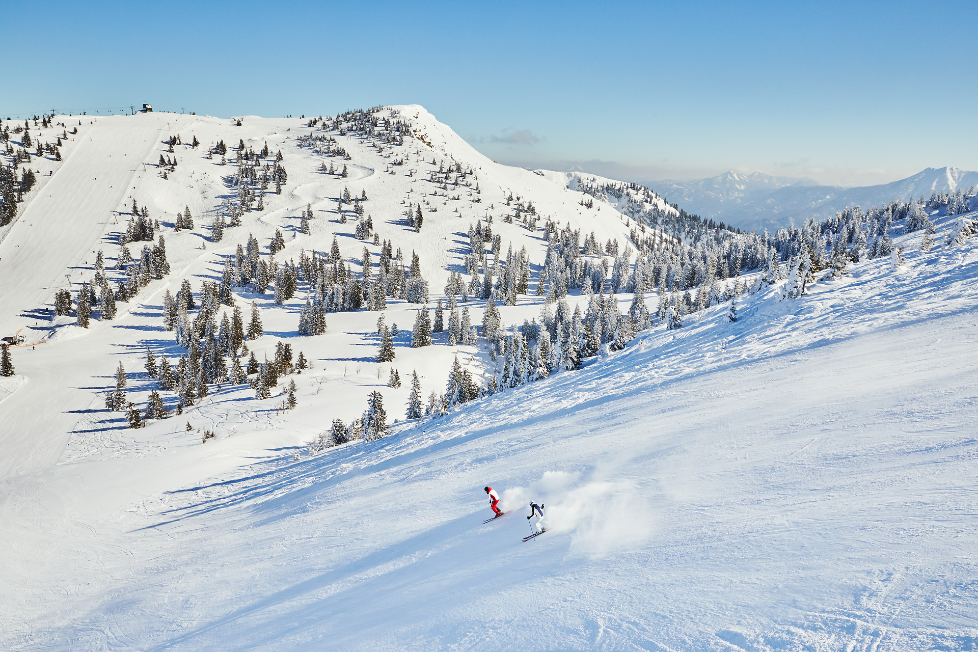 Die schneebedeckten Hänge laden zu unvergesslichen Abfahrten ein, während die klare Bergluft erfrischend und belebend wirkt. Umgeben von majestätischen Tannen und der strahlenden Sonne, erleben Skifahrer hier pure Freiheit und Abenteuer.