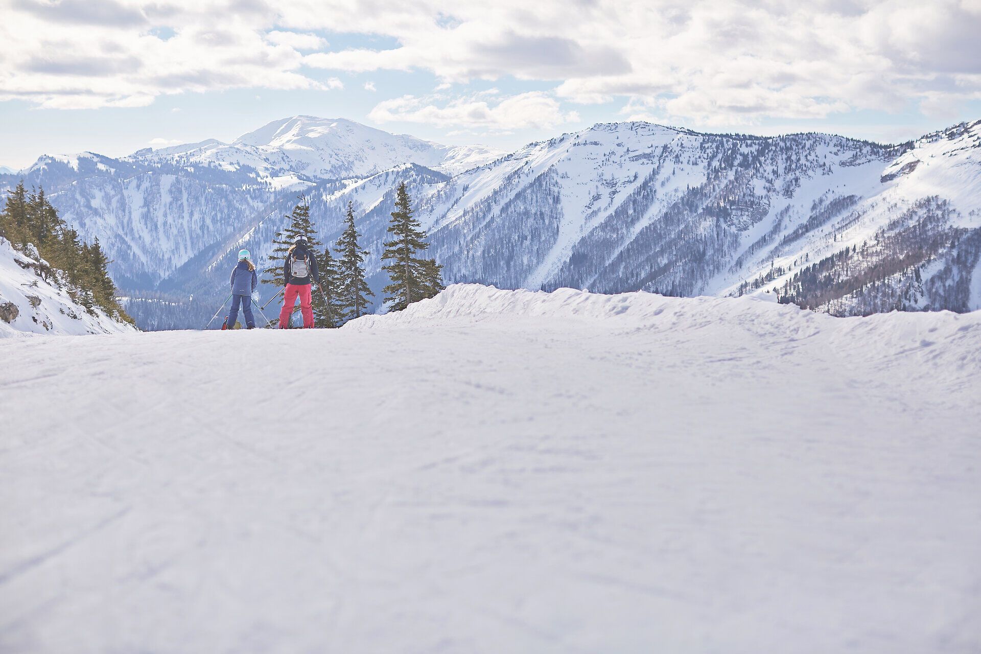 Die strahlende Winterlandschaft lädt zum Skifahren ein, während die Kinder fröhlich die Pisten hinunter sausen. Umgeben von majestätischen Bergen und glitzerndem Schnee, erleben die kleinen Abenteurer unvergessliche Momente in der Natur.