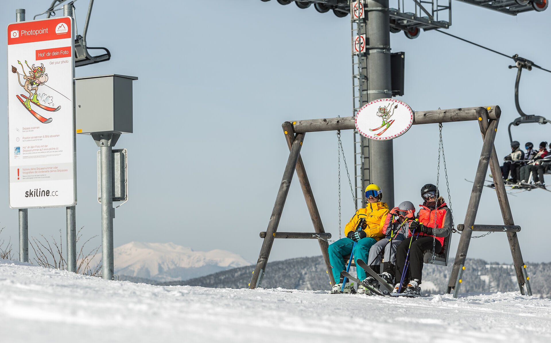 Die schneebedeckten Hänge laden zu unvergesslichen Abenteuern im Winter ein. Auf einer gemütlichen Schaukel sitzend, genießen die Besucher die atemberaubende Aussicht auf die verschneite Landschaft und die klare, kalte Luft. Hier wird der Winter zum Erlebnis für die ganze Familie.