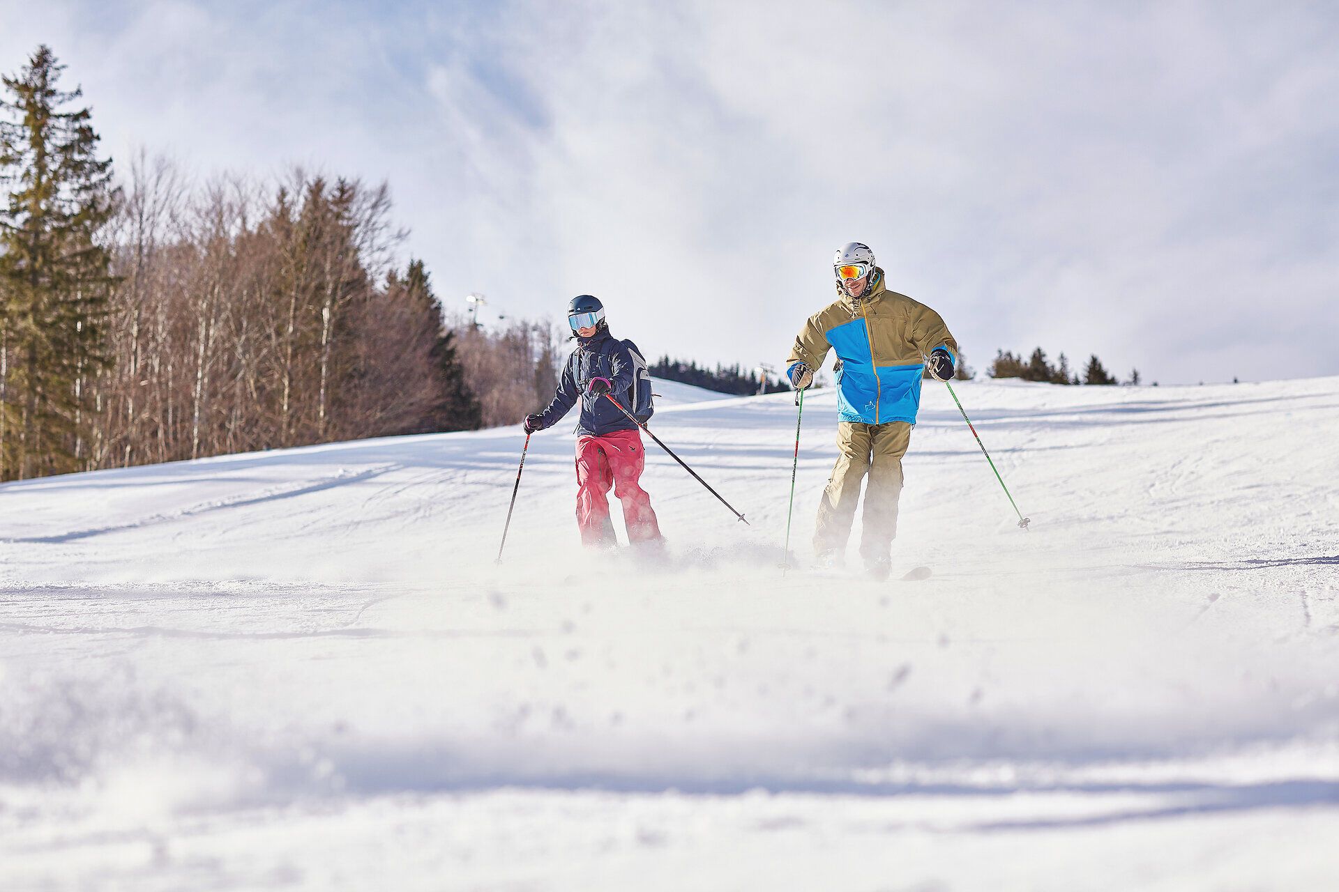 Die strahlende Winterlandschaft lädt zum Skifahren ein, während die frische, kalte Luft die Sinne belebt. Kinder gleiten fröhlich über den glitzernden Schnee und genießen die Freiheit der Berge. Hier, umgeben von majestätischen Tannen, wird jeder Schwung zu einem unvergesslichen Erlebnis.