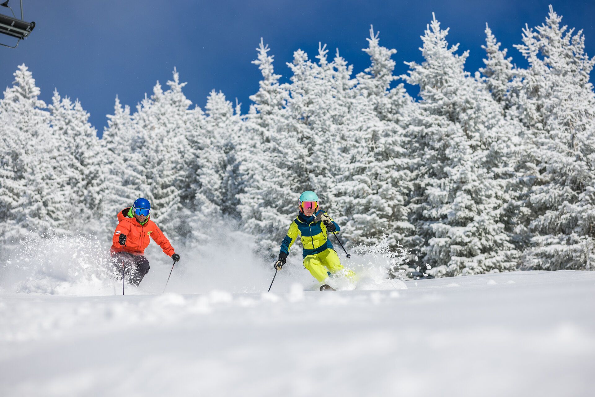 Die strahlende Wintersonne glitzert auf dem frischen Schnee, während zwei Skifahrer mit Freude die Pisten hinuntergleiten. Umgeben von majestätischen, schneebedeckten Bäumen erleben sie den perfekten Tag im Winterparadies. Hier in Annaberg wird der Winter zum unvergesslichen Abenteuer.
