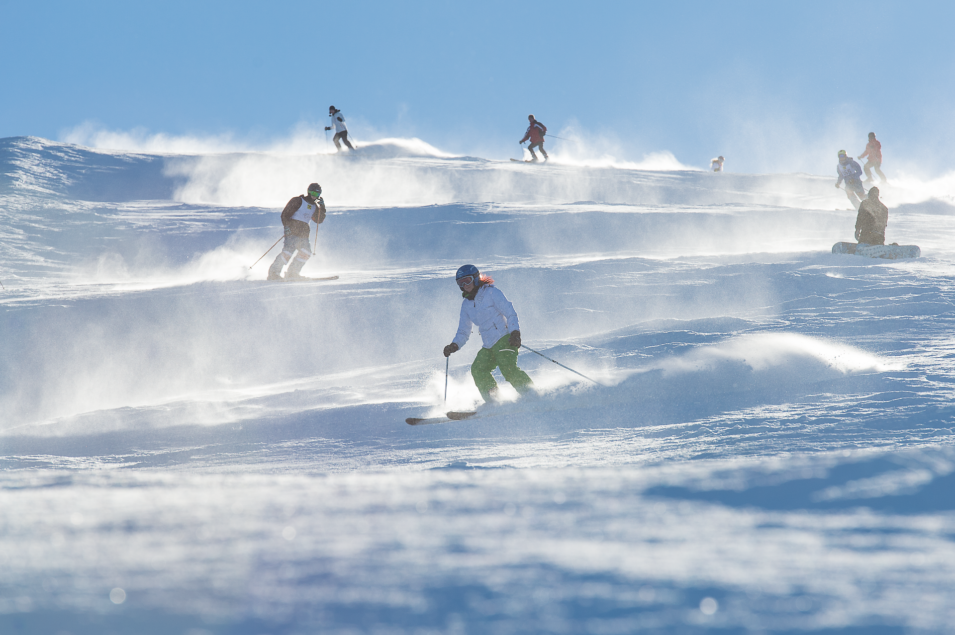 Die schneebedeckten Hänge laden zu einem unvergesslichen Skitag ein, während die frische Bergluft die Sinne belebt. Skifahrer und Snowboarder gleiten über die Buckelpiste und genießen die atemberaubende Aussicht auf die umliegenden Gipfel. Hier wird der Winter zum Erlebnis für die ganze Familie.